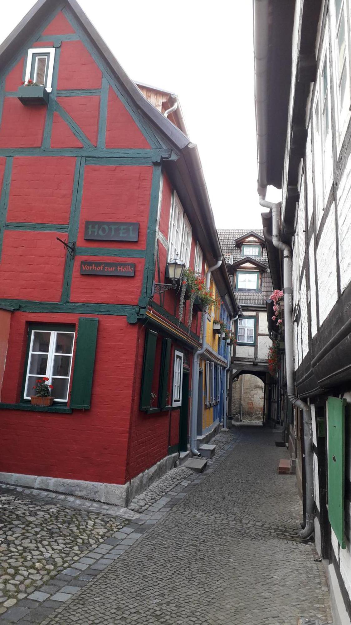 Fachwerkhotel - Ferienhaeuser Vorhof Zur Hoelle 奎德林堡 外观 照片